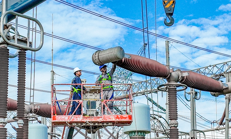 500千伏设备检修备战迎峰度冬-梅月摄((3877881)-20251117151034_副本.jpg