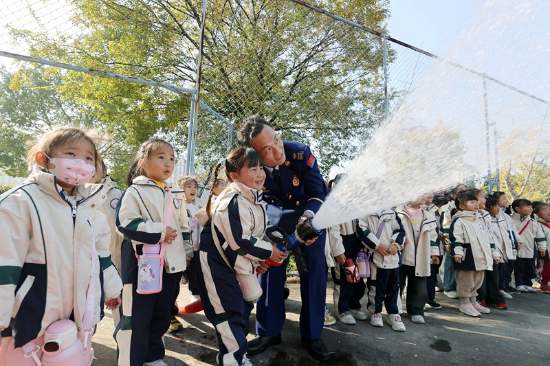 萌娃学消防安全伴成长黄鹤鸣摄(6)(3884623)-20251120155736_副本.jpg
